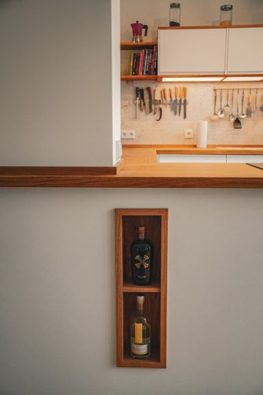 Küchenplatten in massiver Eiche, weiß verblendet mit eingelassenem Regal.