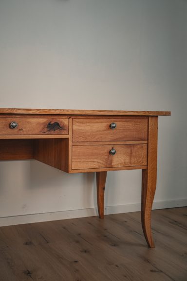 Biedermeier Schreibtisch in rustikaler Eiche. Frontalblick der rechten Seite.
