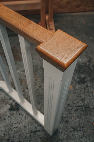 Ein Profiliertes Geländer mit passendem Pfosten, weiß lackiert.
Handlauf in Eiche.