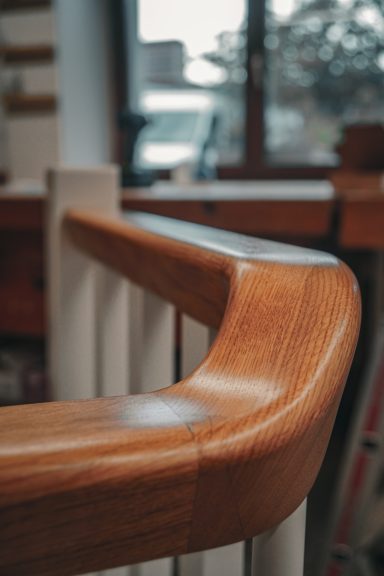 Ein handgeschnitzter Krümmling aus Eiche. Blick auf den Verlauf des Geländers