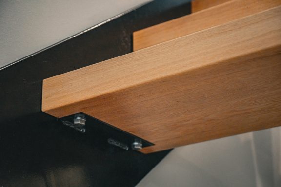 Geradläufige Treppe mit massiven Eichenstufen und schlanken Stahlwangen – modern, stabil, zeitlos. Detail Bild der Stufen.