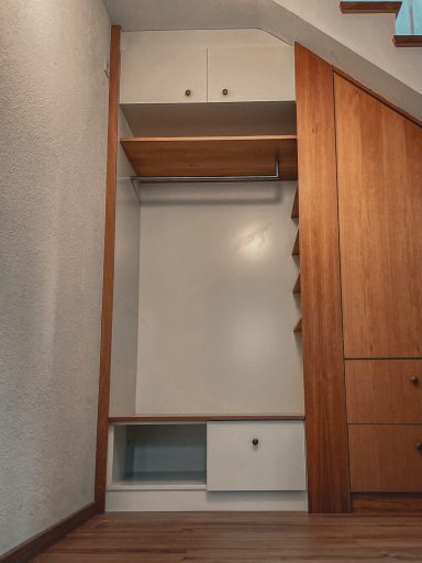 Gaderobenlösung in Eiche und weiß lackiertem Mdf. 