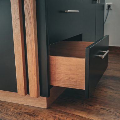 Ein Frisörtresen aus schwarz lackiertem MDF und massiver Eiche. Detailbild der Schublade