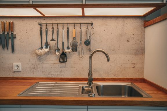 Küchenplatten in massiver Eiche und eingefaster Indirekter Beleuchtung.