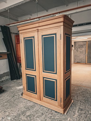 Bauernschrank in Eiche und profilierten Linoleum-Füllungen. Blick auf die Front.