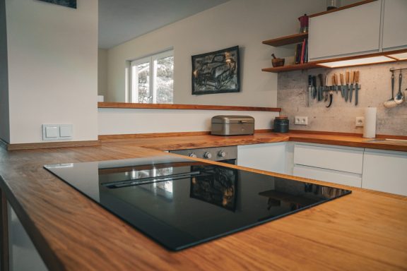 Küchenplatten in massiver Eiche. Blick diagonal auf die Platten.