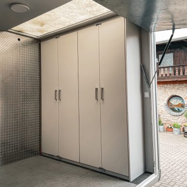 geschlossener Einbauschrank eines Messeanhängers aus Multiplex.