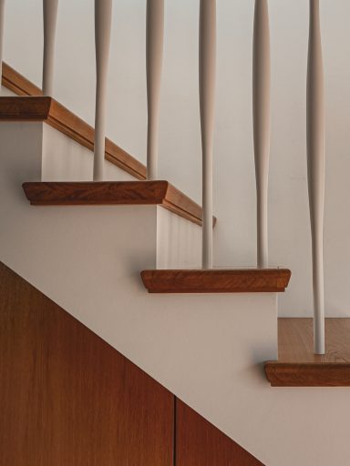 Aufgesetzte Eichenstufen auf Beton. Blick von der Seite auf das Stufenprofil.