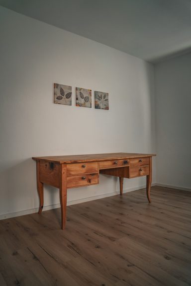 Biedermeier Schreibtisch in rustikaler Eiche. 