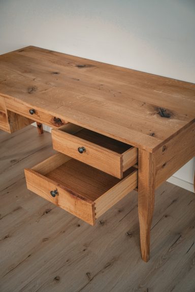 Biedermeier Schreibtisch in rustikaler Eiche. Blick auf die geöffneten Schubkästen.