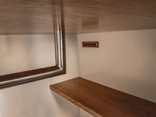 Gaderobenlösung in Eiche und lackiertem Mdf.