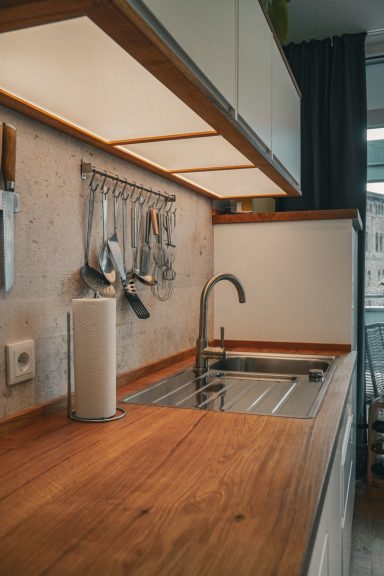 Küchenplatten in massiver Eiche. Blick auf die Spüle 