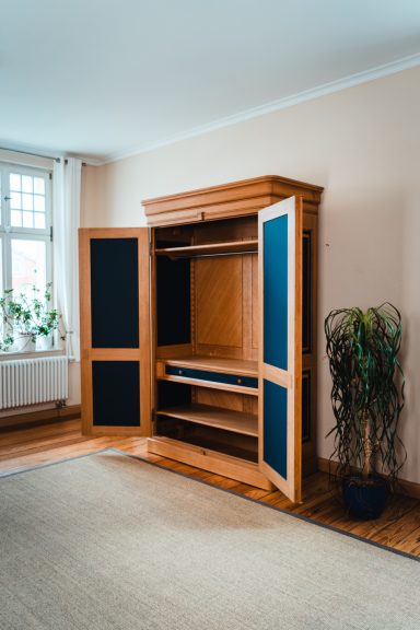 Bauernschrank in Eiche und profilierten Linoleum-Füllungen. Blick in den Schrank.