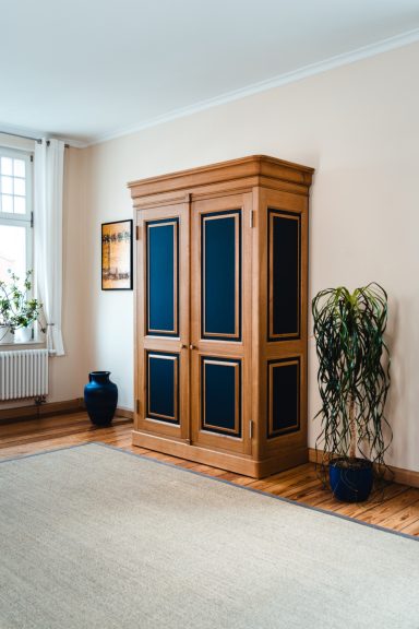 Bauernschrank in Eiche und profilierten Linoleum-Füllungen. Blick auf die Front.