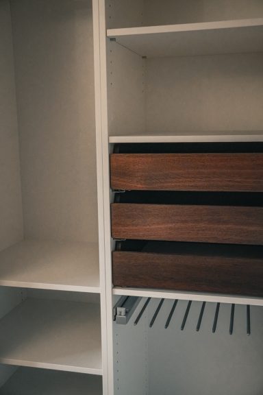 Einbaukleiderschrank mit Rahmentüren in geräucherter Eiche in Kombination mit Wienergeflecht. Bild in den Schrank
