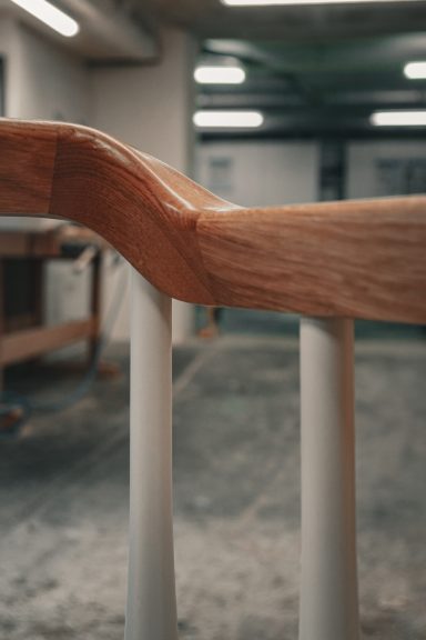 Ein handgeschnitzter Krümmling aus Eiche. Blick von der Seite.