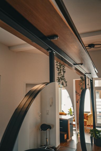 Frisierinsel für eines Frisörsalons. Eine Stahlkonstruktion mit massiven Eichenplatten. 