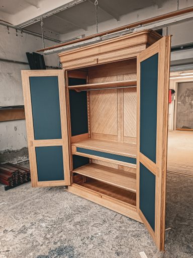 Bauernschrank in Eiche und profilierten Linoleum-Füllungen. Blick in den Schrank.