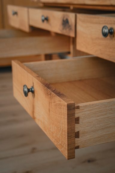 Biedermeier Schreibtisch in rustikaler Eiche. Detailbild des Schubkasten.