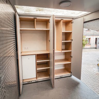 geschlossener Einbauschrank eines Messeanhängers aus Multiplex. Ansicht: geöffnet 