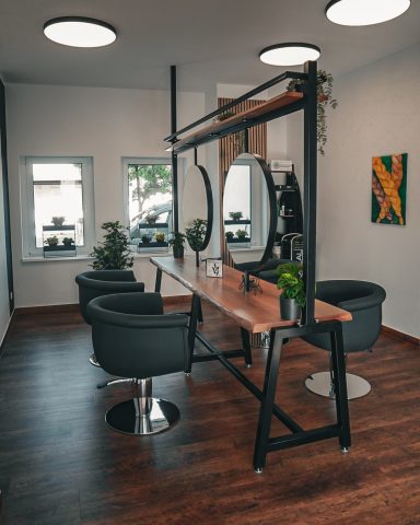 Frisierinsel für eines Frisörsalons. Eine Stahlkonstruktion mit massiven Eichenplatten. 