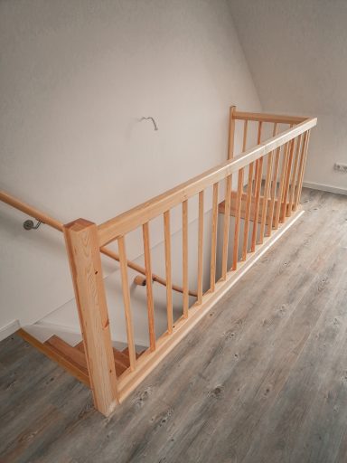 Ein schlichtes Schutzgeländer aus Kiefer. 