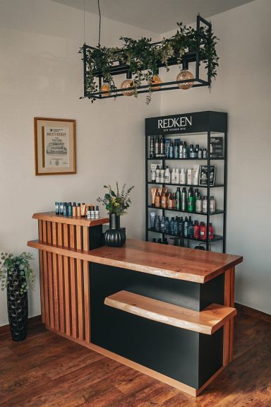 Ein Frisörtresen aus schwarz lackiertem MDF und massiver Eichenplatte mit Naturkante.