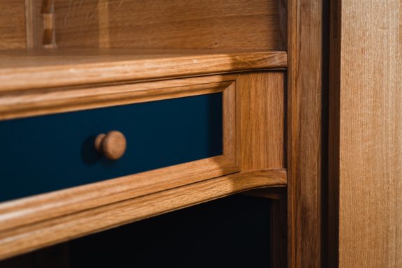 Bauernschrank in Eiche mit profilierten Linoleum-Füllungen. Blick auf den Schubkasten.