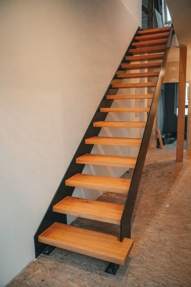 Geradläufige Treppe mit massiven Eichenstufen und schlanken Stahlwangen – modern, stabil, zeitlos.