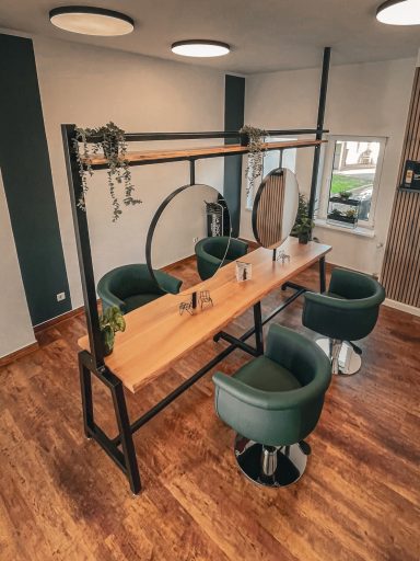 Die Frisierinsel für einen Frisörsalon. Eine Stahlkonstruktion mit massiven Eichenplatten. 