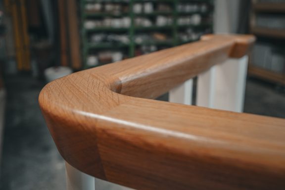 Profilhandlauf mit 90° Wendung, in Eiche.